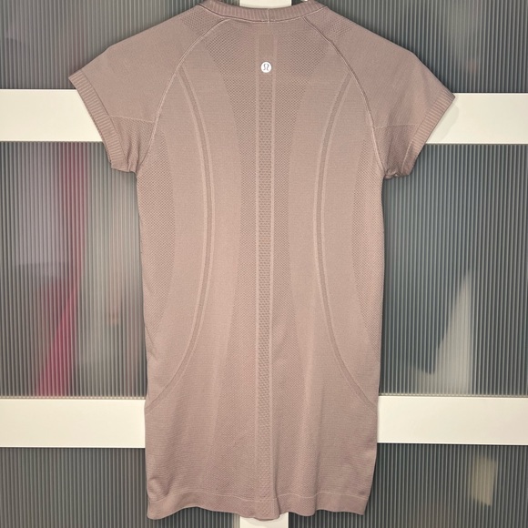 Women’s Lululemon pastel purple size 6 Swiftly Tech short sleeve shirt - Picture 2 of 3